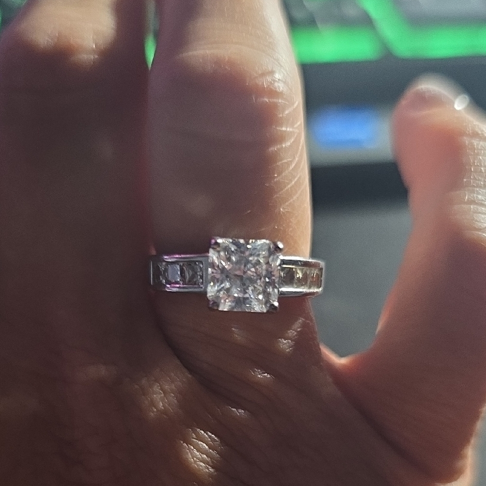 Elegant Silver Ring with Clear Gemstone